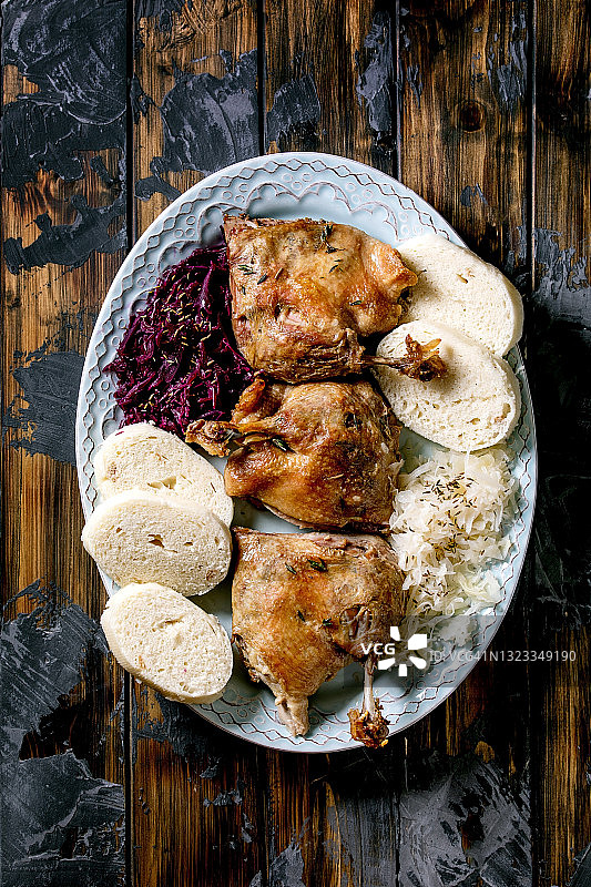 烤鸭腿配煮饺子片和德国泡菜图片素材