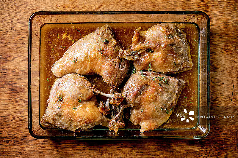 玻璃烤盘中的法式油封烤鸭腿图片素材