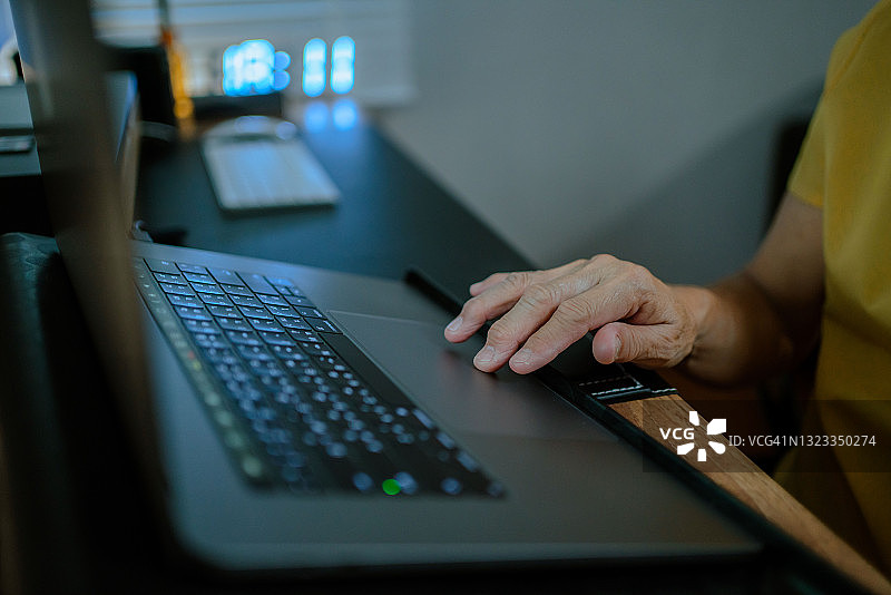 年长的亚洲女性在使用笔记本电脑图片素材