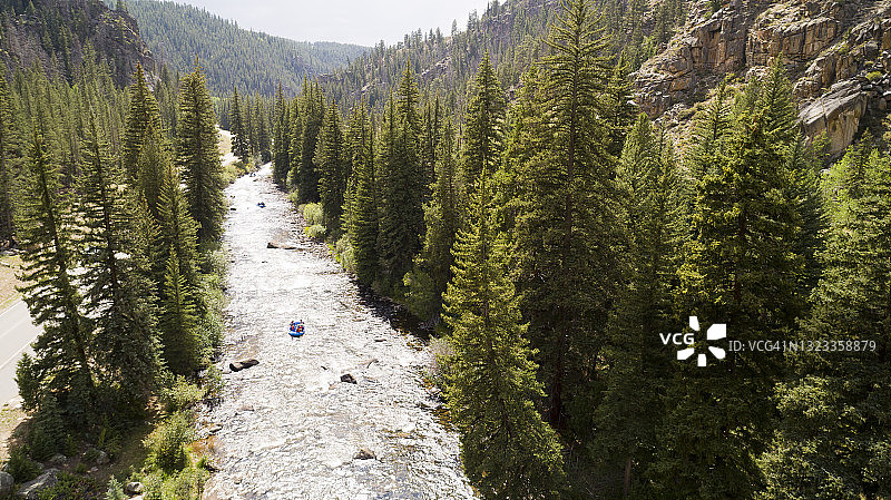 夏季河流与茂盛的树木和木筏图片素材