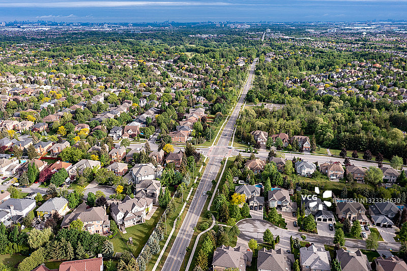 加拿大沃恩伍德布里奇卢瑟福路和伊斯灵顿大道住宅区鸟瞰图图片素材