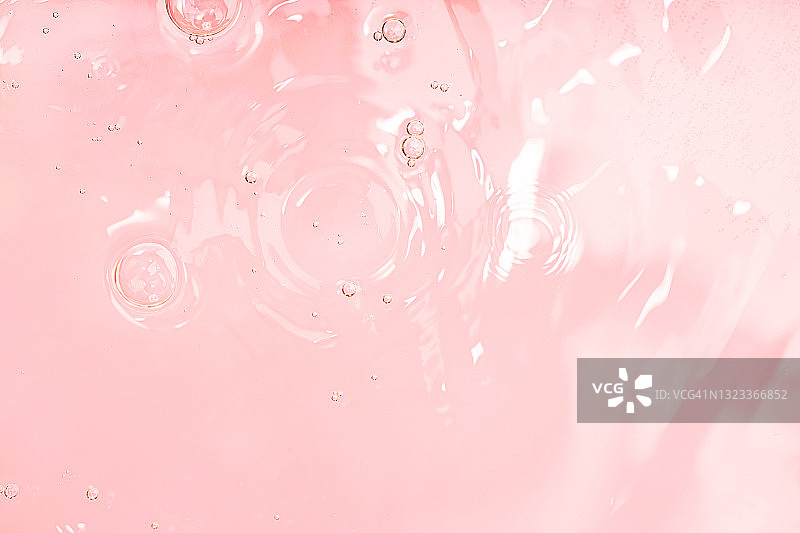 含保湿洁面化妆凝胶、纯净水或面部精华、精油的抽象背景，含氧气气泡和波浪图片素材