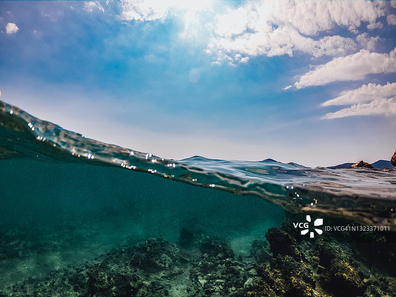 多云天空的水下视角图片素材