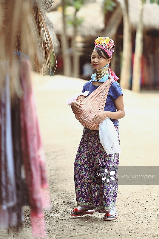 长颈族妇女抱着婴儿图片素材