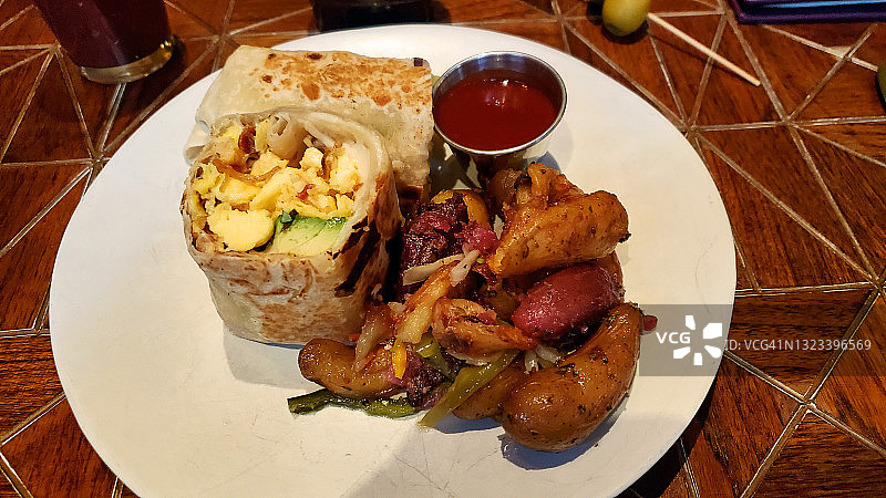 早餐墨西哥卷饼配小土豆图片素材