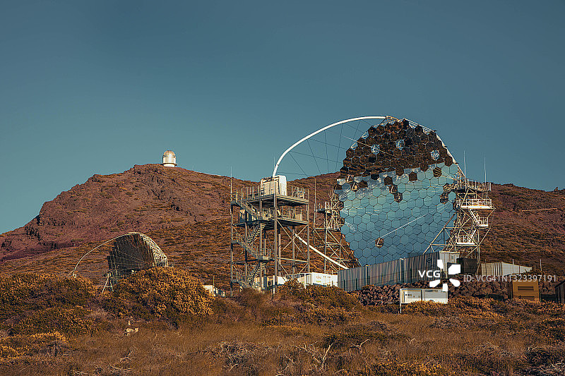 拉帕尔马岛顶部的MAGIC望远镜天文台，配备六角形反射镜，天空晴朗图片素材