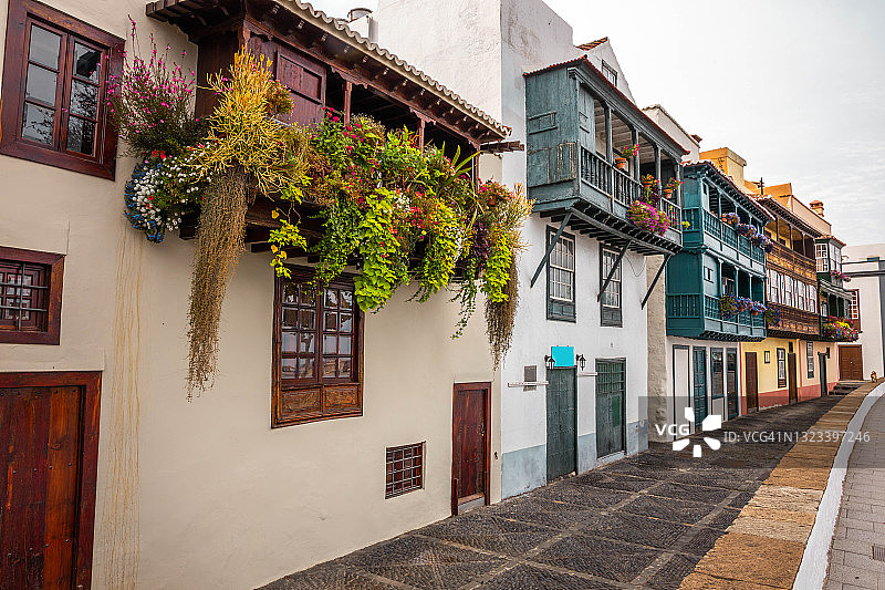 加那利群岛鲜花盛开的阳台上的圣克鲁斯德拉帕尔马市图片素材