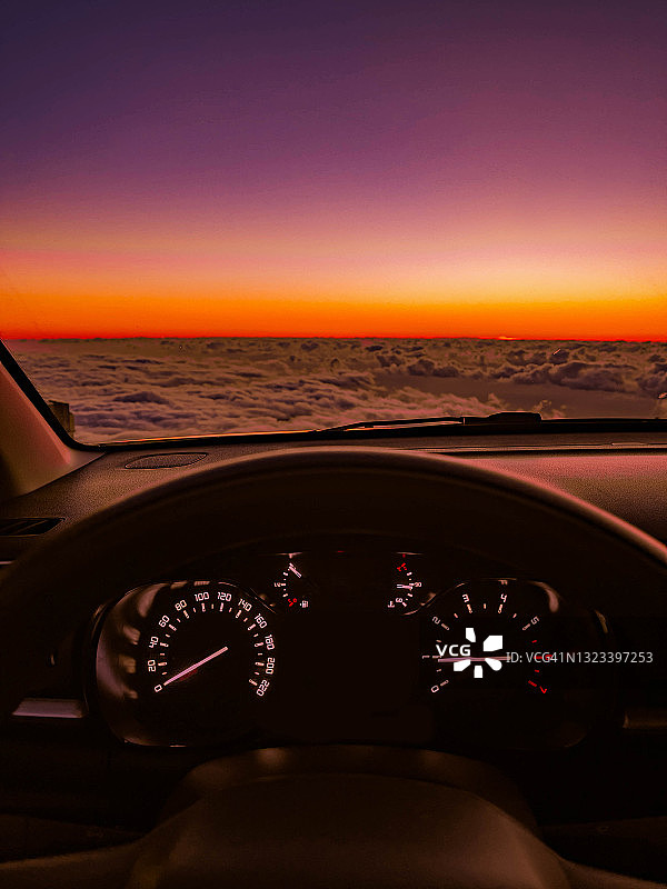 驾车行驶在云端，欣赏壮丽的日落图片素材