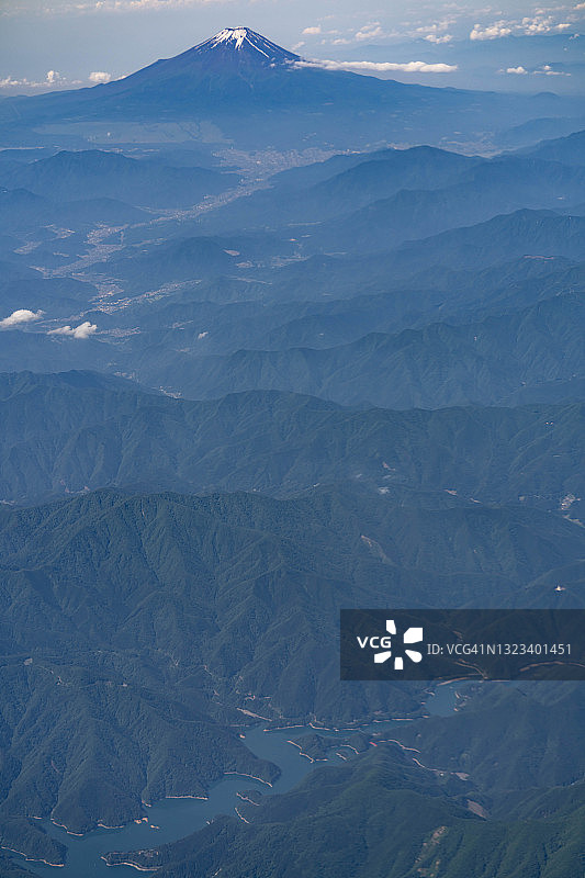 从飞机上鸟瞰，日本东京的富士山雪山和奥多摩町图片素材