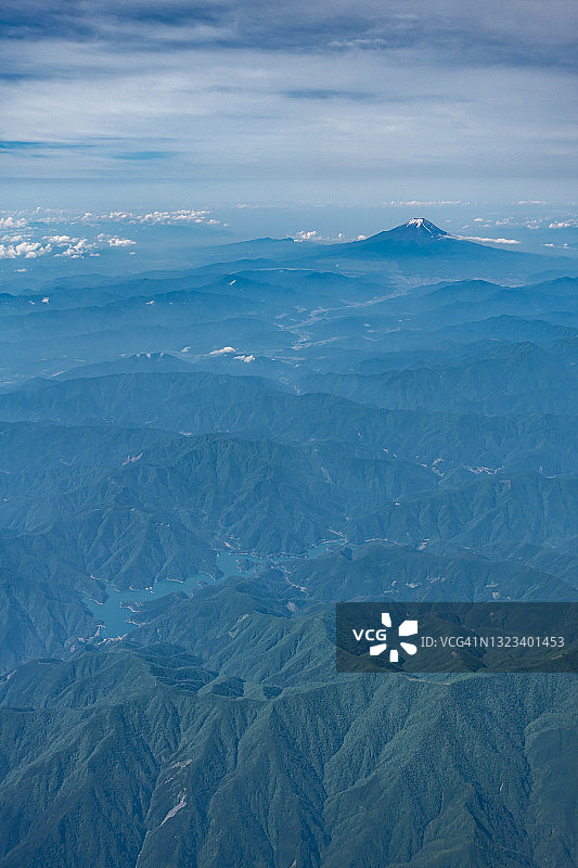 从飞机上鸟瞰，日本东京的富士山雪山和奥多摩町图片素材