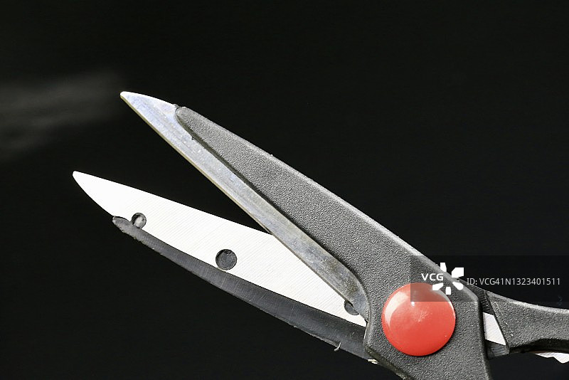 黑色背景上的剪刀图片素材