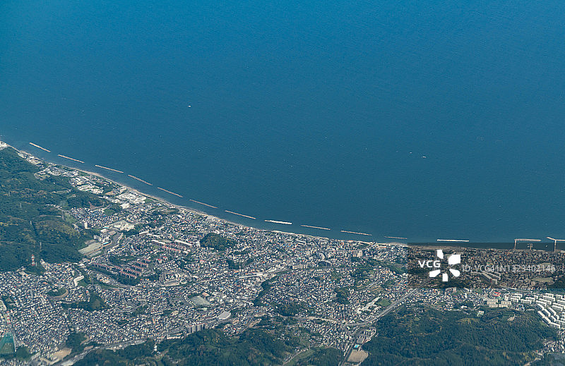 从飞机上俯瞰日本神奈川县横须贺市图片素材