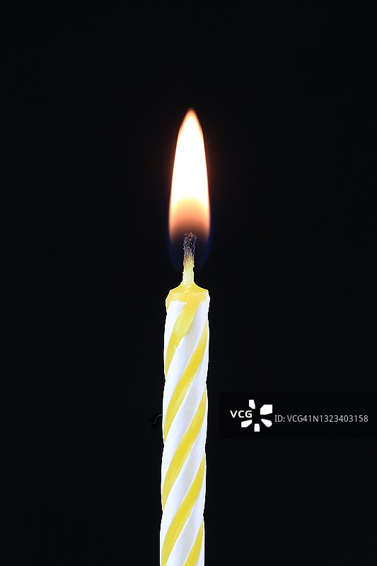 点燃的生日蛋糕蜡烛图片素材