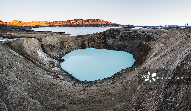 阿斯基亚火山地热温泉湖和奥斯丘瓦特恩湖图片素材