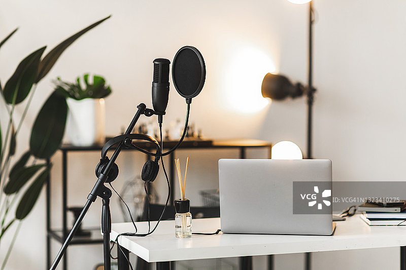 播客主持人简约工作空间图片素材