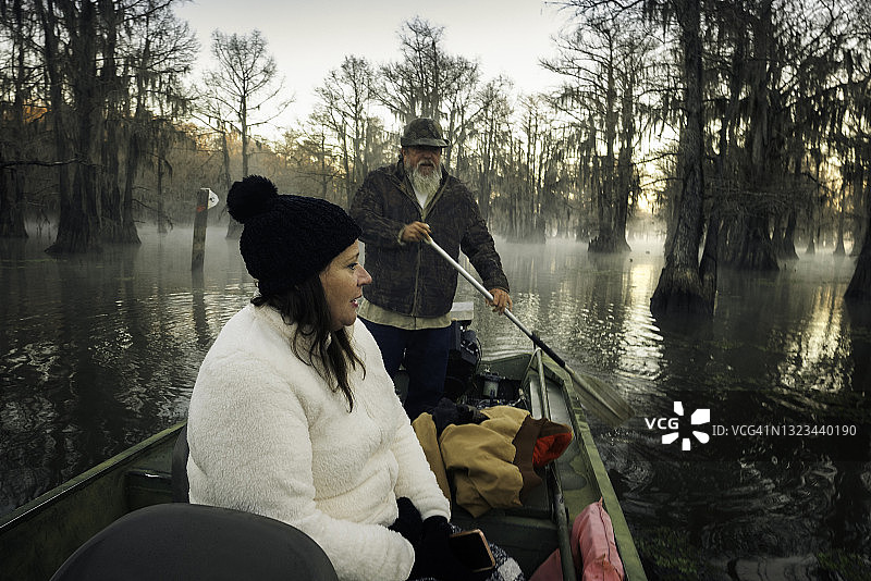 导游划桨带一位女士游览卡多湖图片素材
