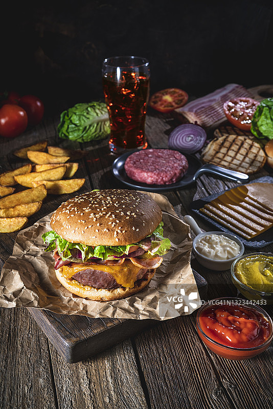 经典芝士汉堡配薯条和可乐套餐图片素材