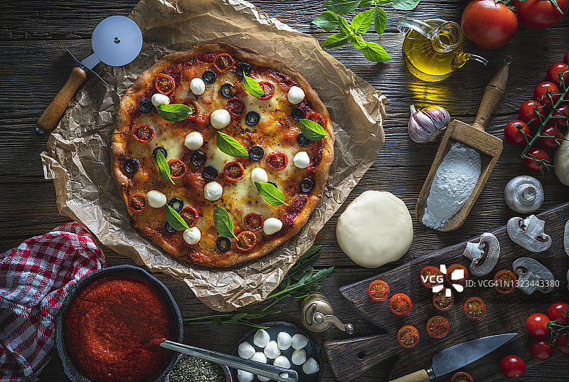 配番茄酱、马苏里拉奶酪和罗勒的意大利那不勒斯玛格丽特披萨图片素材