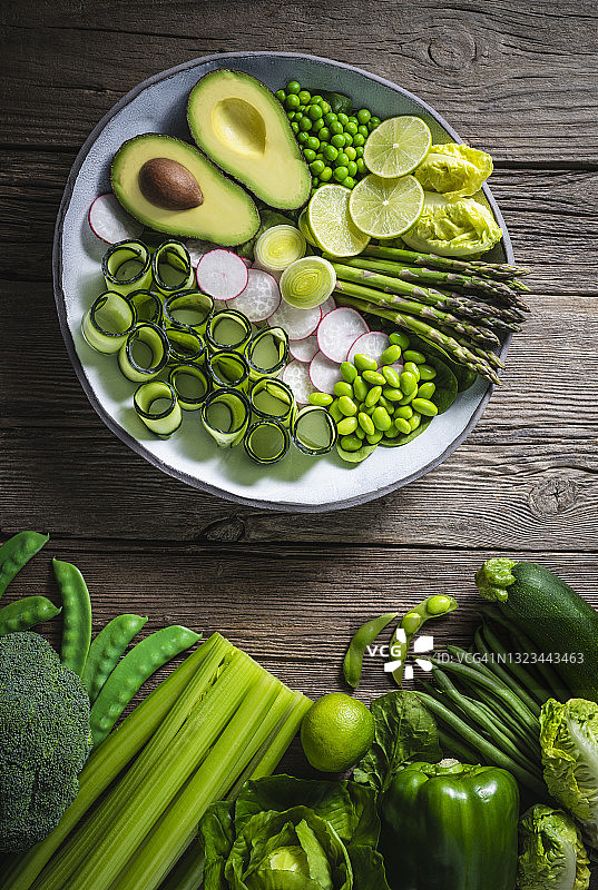 牛油果芦笋豌豆生菜青柠萝卜黄瓜大豆纯素沙拉食材图片素材