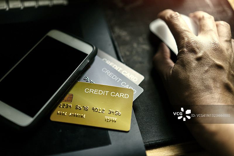 点击鼠标用信用卡网购图片素材
