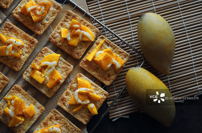 搭配熟芒果沙拉的苏打饼干图片素材