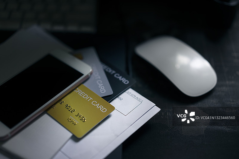 信用卡、智能手机和无线鼠标，准备在线购物图片素材