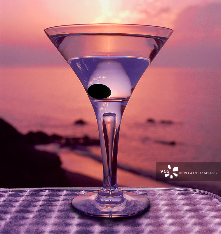 一颗黑橄榄的马提尼图片素材