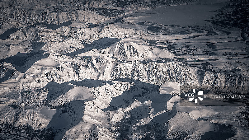 飞机上的雪山鸟瞰图图片素材