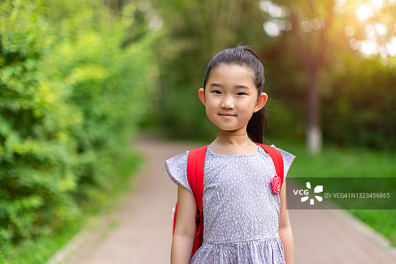 小女孩去上学图片素材
