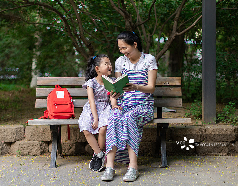 小女孩和母亲一起读书图片素材