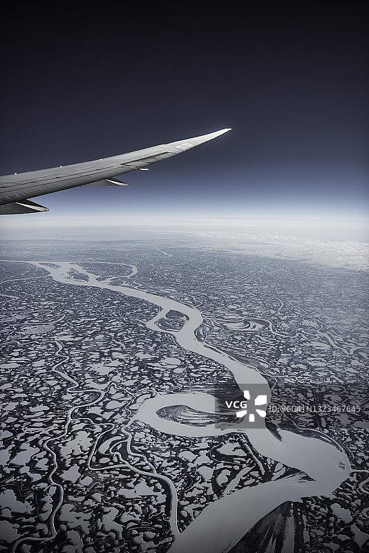 飞越北极地区的河流图片素材