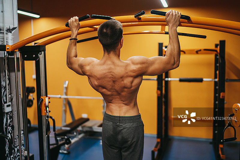 健壮的男人在健身房努力锻炼图片素材