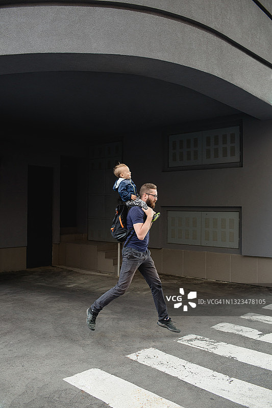 年轻人背着小儿子图片素材