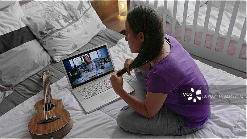 COVID-19隔离期间，朋友们在家中进行线上聚会图片素材