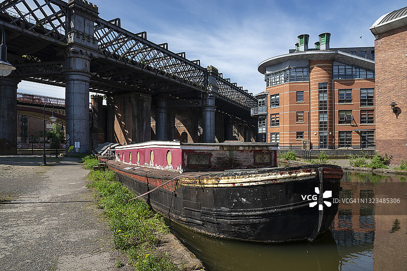 曼彻斯特 Castlefield 的布里奇沃特运河上的旧驳船图片素材