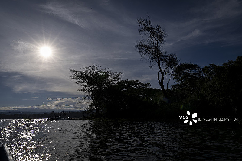肯尼亚奈瓦沙湖的非洲日落图片素材