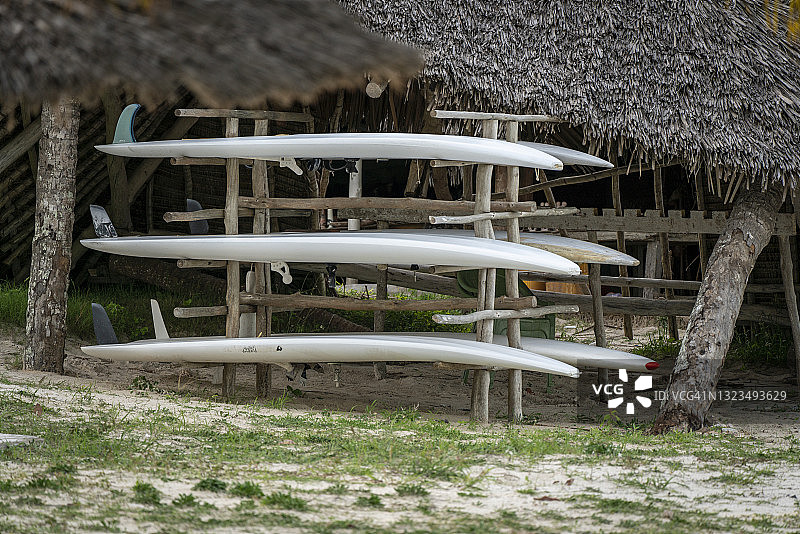 肯尼亚蒙巴萨迪亚尼海滩上待用的各种冲浪板图片素材