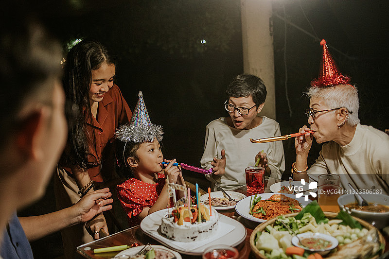 生日派对后具有年龄对比的吹玩具游戏-库存照片图片素材
