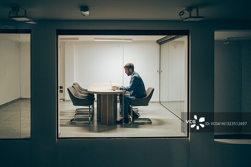 在办公室工作到很晚的商人图片素材