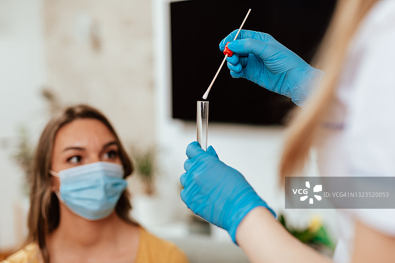 病毒大流行居家护理图片素材