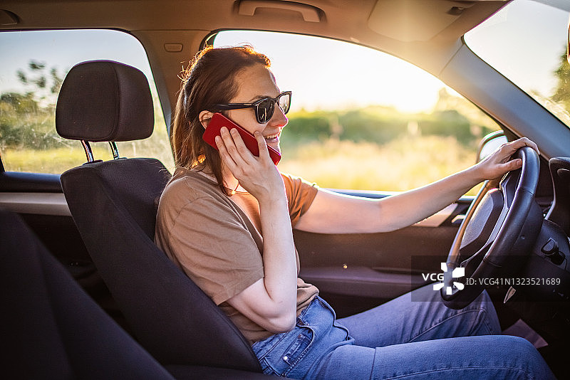 年轻女子开车时用手机通话图片素材