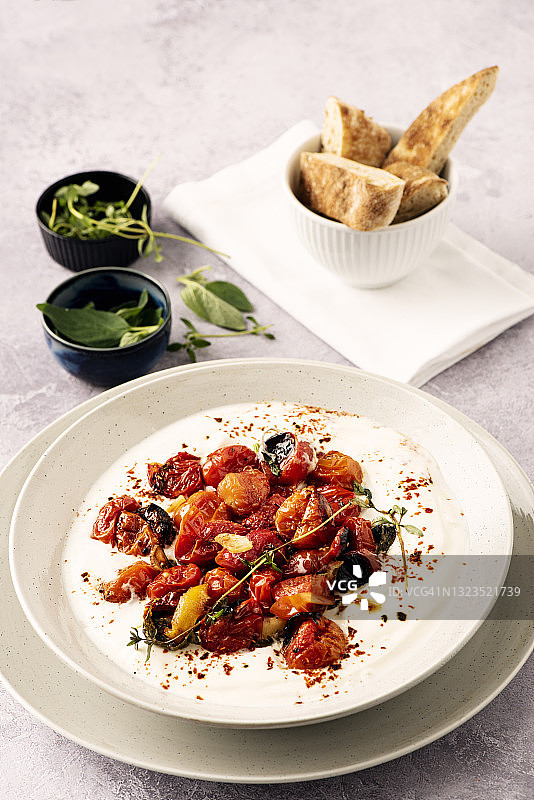 烤箱烤樱桃番茄配希腊酸奶图片素材