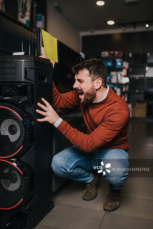 科技商店里的年轻男子图片素材