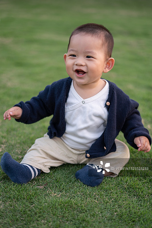 宝宝在草地上玩耍图片素材