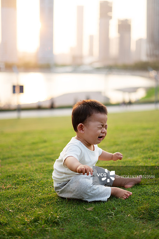 在公园里哭泣的可爱婴儿肖像图片素材
