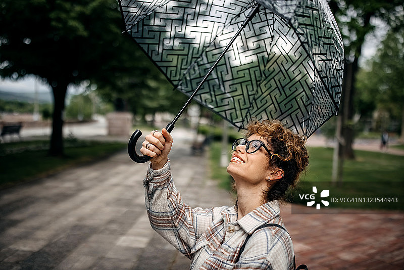 年轻女人享受雨天图片素材