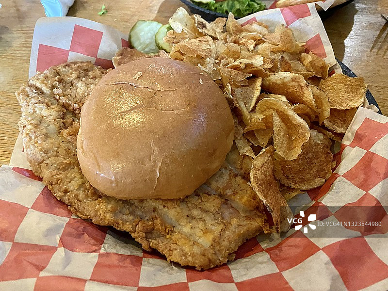 美国爱荷华州的大型猪里脊肉三明治图片素材