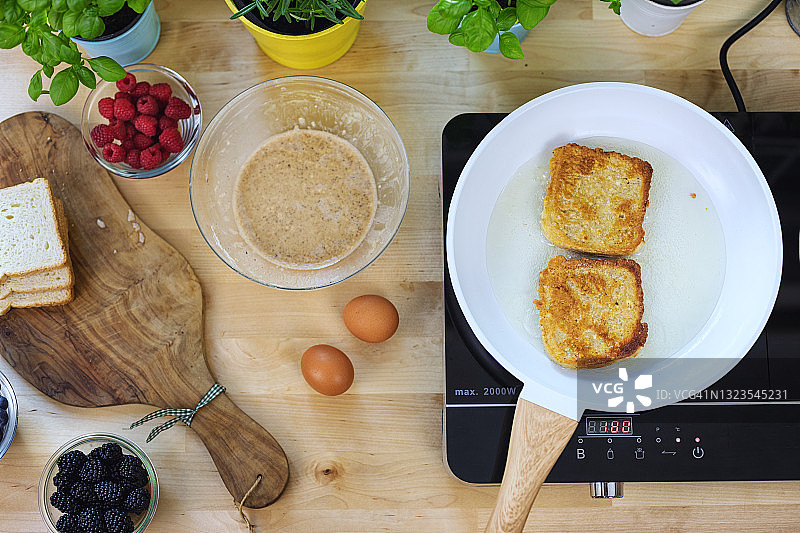 制作浆果枫糖法式吐司图片素材