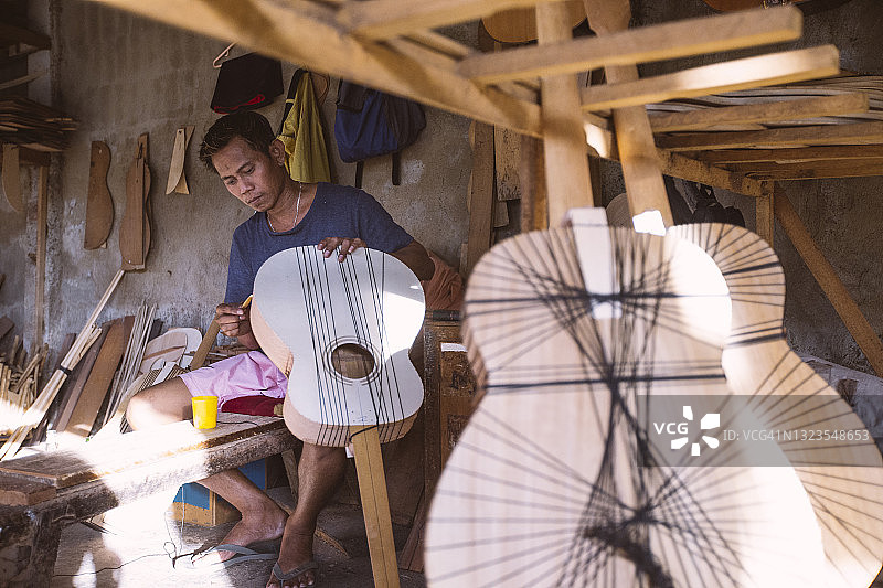 吉他工坊的手工吉他制造商图片素材
