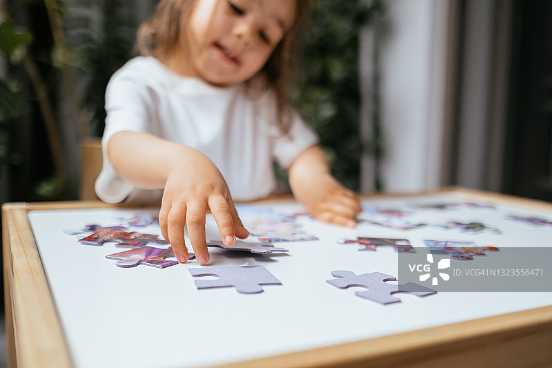 正在玩拼图的小女孩图片素材
